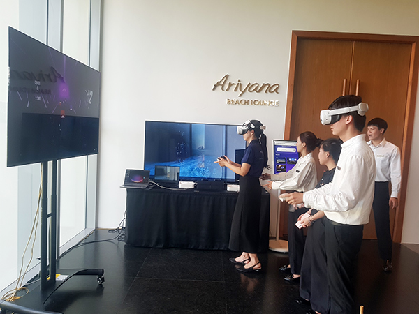 Trải nghiệm công nghệ du lịch thực tế ảo bên lề cuộc họp báo.