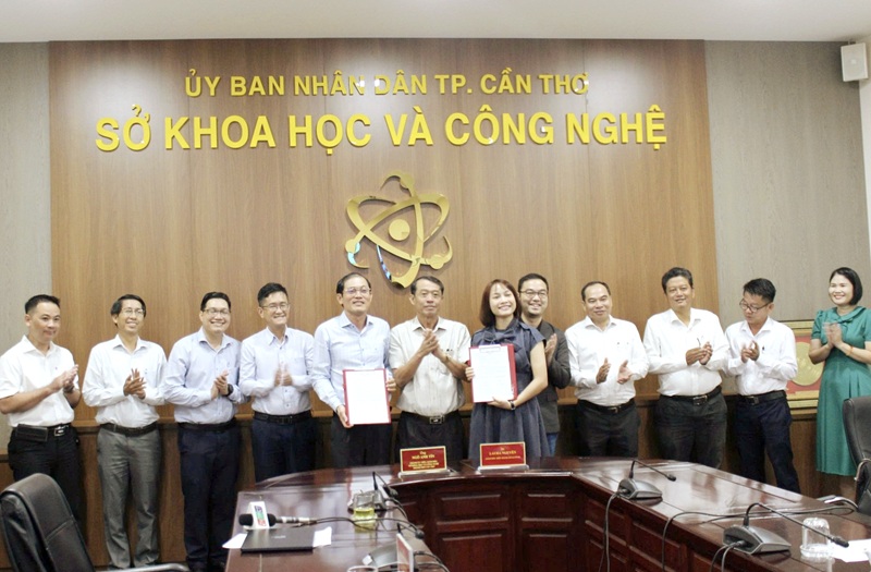 Ông Nguyễn Văn Khởi - Thành ủy viên, Phó Chủ tịch UBND TP. Cần Thơ chứng kiến tại buổi Lễ ký kết giữa Sở Khoa học và Công nghệ phối hợp với Quỹ đầu tư GENAI FUND. Ảnh: Sở Khoa học và Công nghệ TP Cần Thơ. Ông Nguyễn Văn Khởi - Thành ủy viên, Phó Chủ tịch UBND TP. Cần Thơ chứng kiến tại buổi Lễ ký kết giữa Sở Khoa học và Công nghệ phối hợp với Quỹ đầu tư GENAI FUND. Ảnh: Sở Khoa học và Công nghệ TP Cần Thơ.