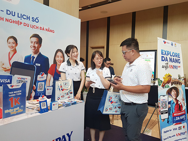 Ddu lịch Đà Nẵng hướng tới sự tiện ích, ứng dụng công nghệ số để du khách có thể thuận lợi thanh toán trực tuyến.. Ddu lịch Đà Nẵng hướng tới sự tiện ích, ứng dụng công nghệ số để du khách có thể thuận lợi thanh toán trực tuyến..