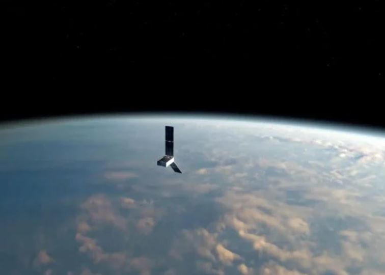 Ý tưởng của họa sĩ này mô tả một trong hai vệ tinh PREFIRE CubeSat giống hệt nhau đang quay quanh Trái Đất. NASA đã kéo dài sứ mệnh đến tháng 9 năm 2026 và mở rộng phạm vi hoạt động, chuyển trọng tâm từ các vùng cực của Trái Đất sang toàn bộ hành tinh. Nguồn: NASA/JPL-Caltech