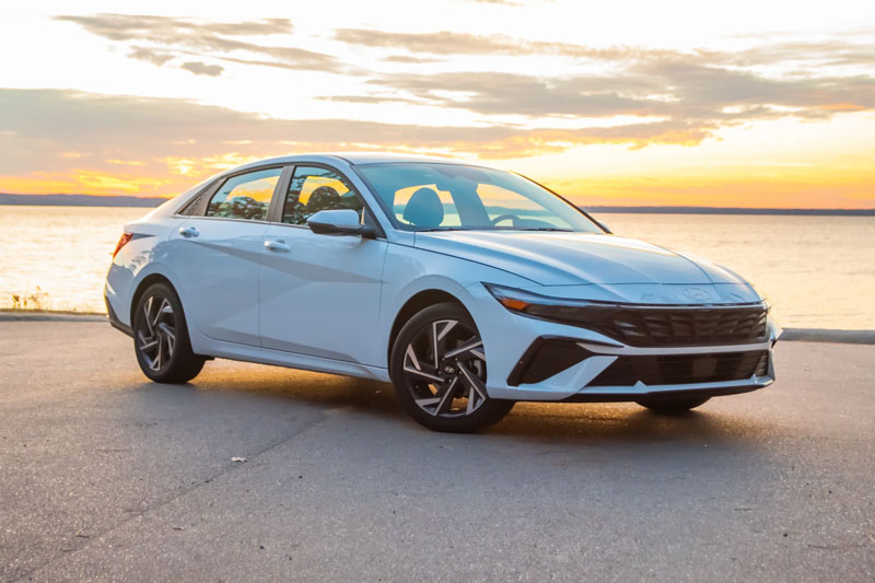 2. Hyundai Elantra Hybrid Blue - 54 MPG (khoảng 22,96 km/lít). 2. Hyundai Elantra Hybrid Blue - 54 MPG (khoảng 22,96 km/lít).