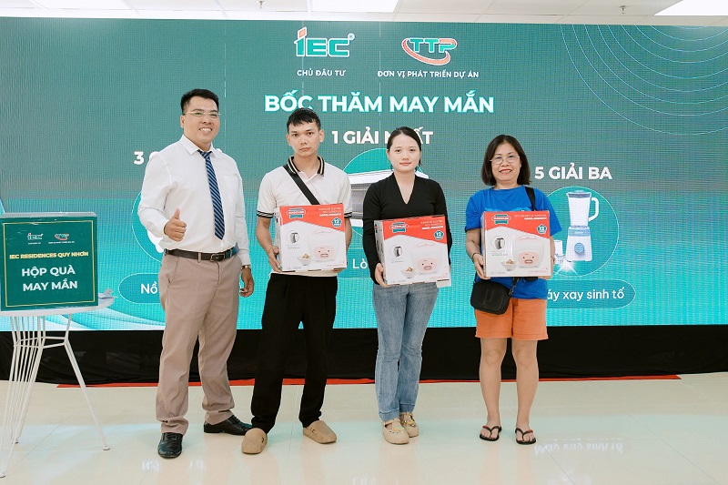 Ông Nguyễn Văn Vương - đại diện đơn vị phát triển dự án, tặng những phần quà giá trị và ý nghĩa cho các khách hàng bốc thăm may mắn.