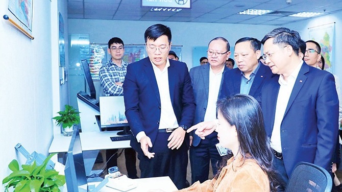 Lãnh đạo Hà Nội tham quan mô hình số hóa tại Trung tâm Phục vụ hành chính công thành phố. Lãnh đạo Hà Nội tham quan mô hình số hóa tại Trung tâm Phục vụ hành chính công thành phố.