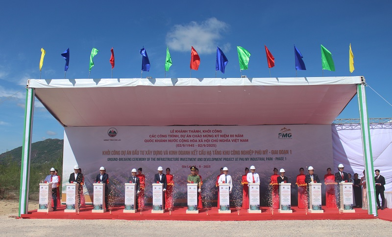 Các đại biểu khởi công dự án đầu tư xây dựng và kinh doanh kết cấu hạ tầng Khu công nghiệp (KCN) Phù Mỹ – giai đoạn 1.