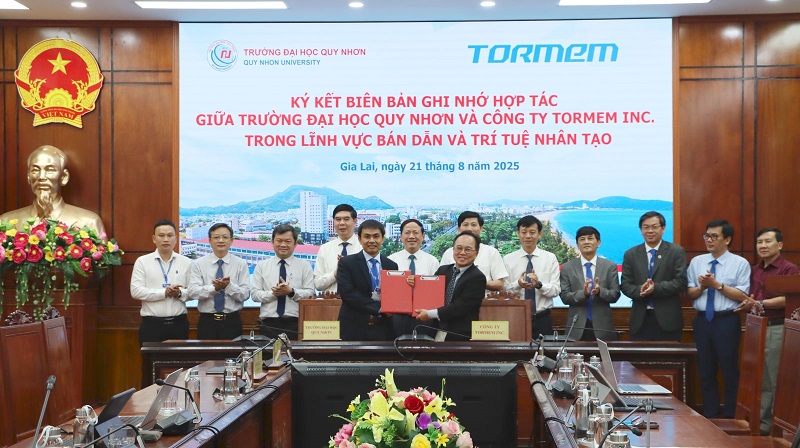 PGS.TS.Đoàn Đức Tùng - Hiệu trưởng Trường Đại học Quy Nhơn (bên trái) và ông Nguyễn An Thạo - Nhà sáng lập kiêm Giám đốc điều hành Công ty TORmem ký kết thỏa thuận hợp tác. PGS.TS.Đoàn Đức Tùng - Hiệu trưởng Trường Đại học Quy Nhơn (bên trái) và ông Nguyễn An Thạo - Nhà sáng lập kiêm Giám đốc điều hành Công ty TORmem ký kết thỏa thuận hợp tác.