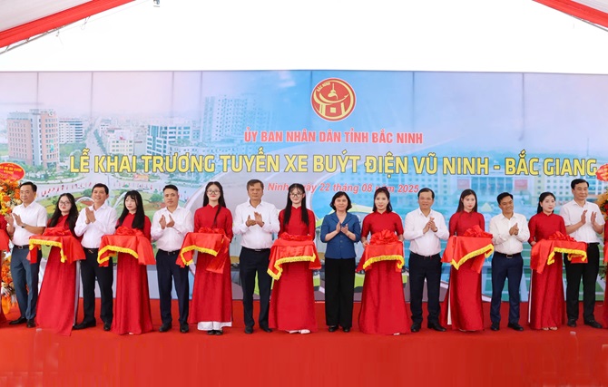 các đại biểu cắt băng khai trương tuyến xe buýt điện các đại biểu cắt băng khai trương tuyến xe buýt điện