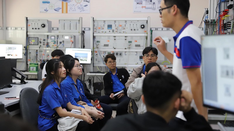 Trường Đại học Quy Nhơn là cơ sở giáo dục đại học công lập trọng điểm, trực thuộc Bộ Giáo dục và Đào tạo, với thế mạnh đào tạo kỹ thuật, công nghệ và đã có kinh nghiệm trong lĩnh vực vi mạch.