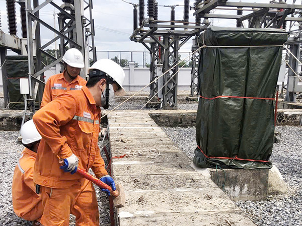 Triển khai bảo đảm an toàn cho trạm biến áp 110kV Vĩnh Linh (Quảng Trị). Triển khai bảo đảm an toàn cho trạm biến áp 110kV Vĩnh Linh (Quảng Trị).