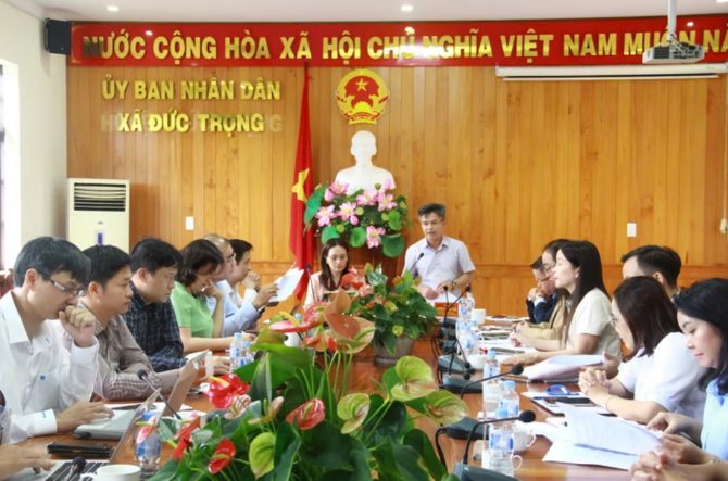 Ông Trần Văn Hải, Phó Chủ tịch UBND xã, Giám đốc Trung tâm Phục vụ HCC xã Đức Trọng báo cáo tại buổi làm việc. Ảnh: Trung tâm Truyền thông KH&CN. Ông Trần Văn Hải, Phó Chủ tịch UBND xã, Giám đốc Trung tâm Phục vụ HCC xã Đức Trọng báo cáo tại buổi làm việc. Ảnh: Trung tâm Truyền thông KH&CN.