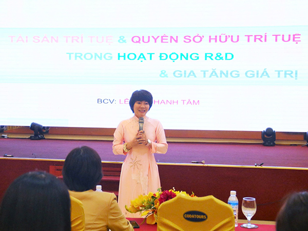 TS Lê Thị Thanh Tâm trình bày báo cáo tại lớp tập huấn.