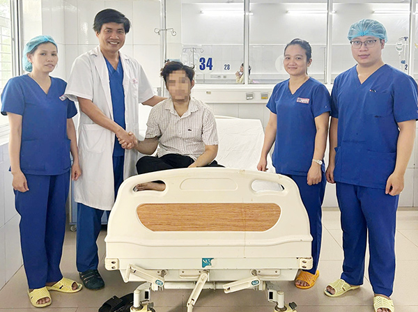 Bệnh nhân P.Đ.T.L được hồi sinh trong niềm hân hoan của các y, bác sĩ BV Đà Nẵng. Bệnh nhân P.Đ.T.L được hồi sinh trong niềm hân hoan của các y, bác sĩ BV Đà Nẵng.