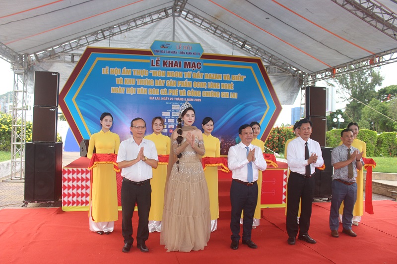 Các đại biểu cắt băng khai mạc Lễ hội ẩm thực “Món ngon từ đất Bazan và Biển”, Trưng bày Sản phẩm OCOP, Làng nghề và Ngày hội văn hóa cà phê và cồng chiêng tỉnh Gia Lai