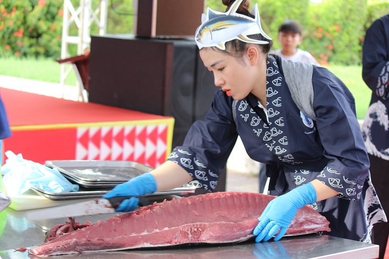 Cá ngừ đại dương nặng hơn nửa tạ nhanh chóng thành những thớ thịt tươi rói.