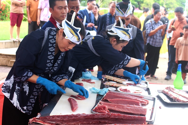 Phile phần thịt cá ngừ đại dương để chế biến thành các món ăn sáng tạo, bổ dưỡng và lạ miệng.  
