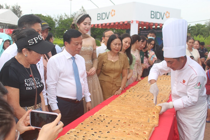 Bánh mì siêu to khổng lồ dài 6m ăn kèm với cà ngừ đại dương sốt cà chua. 