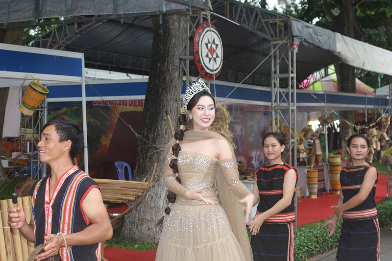 Hoa Hậu Đại sứ Du lịch Việt Nam năm 2024 Đinh Thị Hoa - Đại sứ truyền thông của lễ hội, hoà mình cùng cồng chiêng và những điệu múa của đồng bào. 