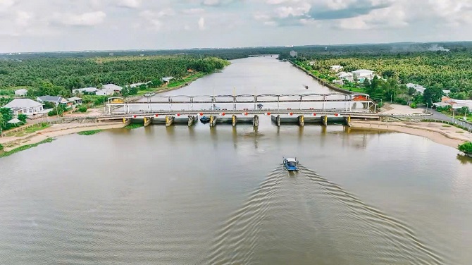 Các công trình thủy lợi hiện đại, tiêu biểu là cống 10 cửa tại tỉnh Trà Vinh trước đây. Các công trình thủy lợi hiện đại, tiêu biểu là cống 10 cửa tại tỉnh Trà Vinh trước đây.