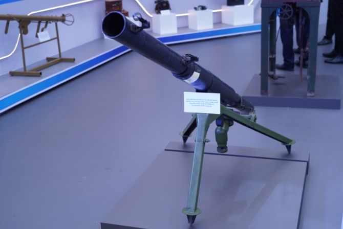 Tiếp đó, từ năm 1948-1949, ông và đồng nghiệp trong Cục Quân giới tiếp tục chế tạo súng không giật SKZ, có trọng lượng 20 kg, đầu đạn lõm, có khả năng xuyên thủng bê tông dày. Súng SKZ Việt Nam lần đầu xuất trận trong trận Phố Lu và đã góp phần phá hủy nhiều lô cốt địch.