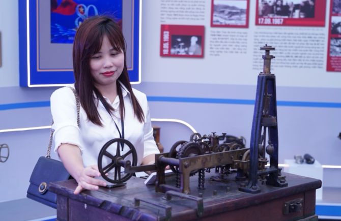 Một hiện vật quan trọng khác là máy điện báo Huygo nặng 100 kg, dùng để truyền những mệnh lệnh cách mạng và mệnh lệnh toàn quốc kháng chiến tháng 12/1946.