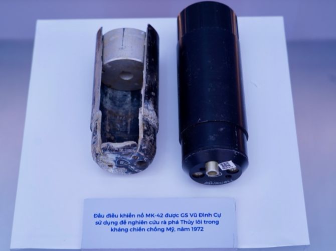 Đầu điều khiển nổ MK-42 được GS. Vũ Đình Cự sử dụng để nghiên cứu rà phá Thủy lôi trong kháng chiến chống Mỹ, năm 1972.