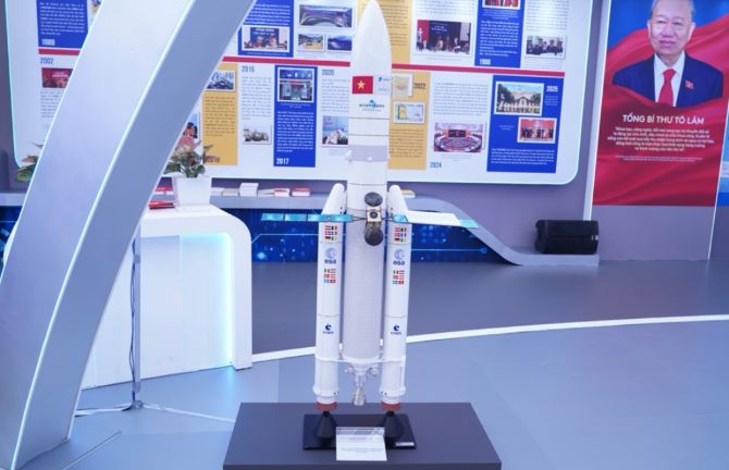 Mô hình tên lửa đẩy, đưa vệ tinh Vinasat-2 lên quỹ đạo năm 2012.