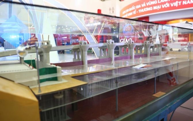 Mô hình đập Trụ đỡ cụm công trình "Ngăn sông đập trụ đỡ và đập xà lan" của GS. Trương Đình Dụ và PGS. Trần Đình Hòa, được trao giải thưởng Hồ Chí Minh về khoa học công nghệ năm 2010.