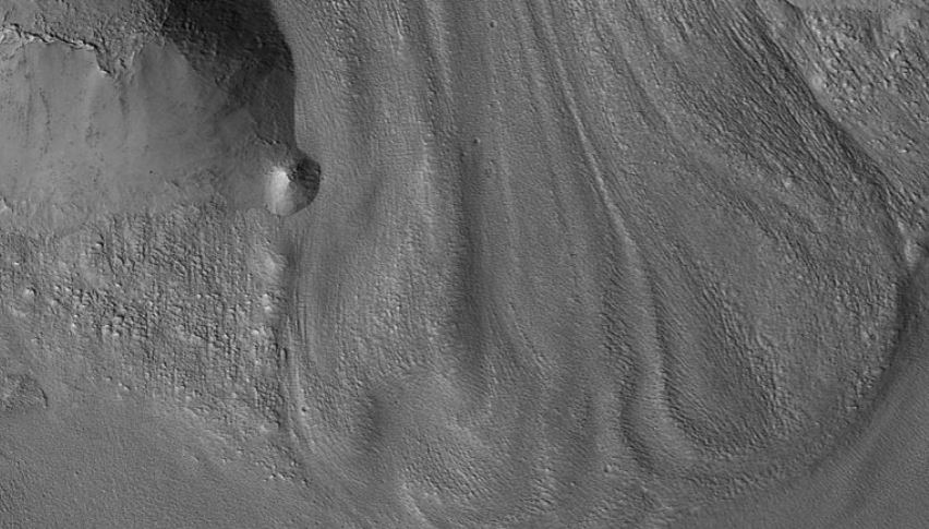 Đây là một ví dụ về một sông băng phủ đầy mảnh vụn trên sao Hỏa. Nghiên cứu mới về những đặc điểm này cho thấy chúng tinh khiết hơn người ta từng nghĩ, với những hàm ý giúp hiểu rõ hơn về tổng lượng nước và việc sử dụng tài nguyên của sao Hỏa trong các sứ mệnh có người lái trong tương lai. Nguồn: NASA/JPL-Caltech/Đại học Arizona