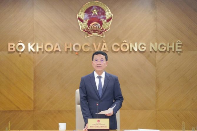 Bộ trưởng Nguyễn Mạnh Hùng phát biểu ý kiến giao nhiệm vụ cho Thứ trưởng Thường trực Vũ Hải Quân.