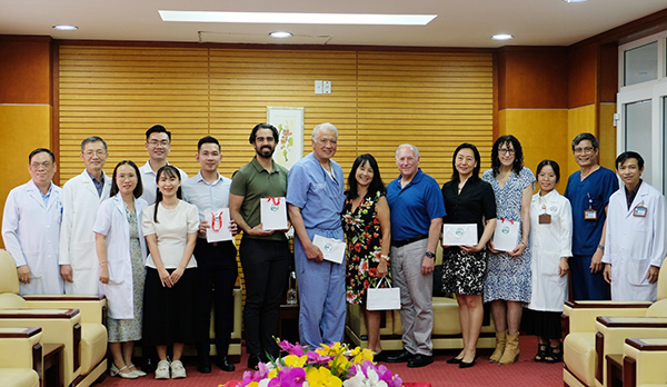Đoàn chuyên gia TVD (Hoa Kỳ) chụp ảnh lưu niệm cùng Ban lãnh đạo BV Ung bướu Đà Nẵng trong buổi làm việc sáng ngày 8/9. Đoàn chuyên gia TVD (Hoa Kỳ) chụp ảnh lưu niệm cùng Ban lãnh đạo BV Ung bướu Đà Nẵng trong buổi làm việc sáng ngày 8/9.