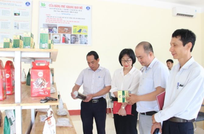 Gian hàng trưng bày sản phẩm và Điểm kết nối Cung - Cầu Công nghệ tại Trung tâm Thông tin Ứng dụng KH&CN tỉnh Đăk Lắk. Ảnh: Sở Khoa học và Công nghệ Đắk Lắk Gian hàng trưng bày sản phẩm và Điểm kết nối Cung - Cầu Công nghệ tại Trung tâm Thông tin Ứng dụng KH&CN tỉnh Đăk Lắk. Ảnh: Sở Khoa học và Công nghệ Đắk Lắk