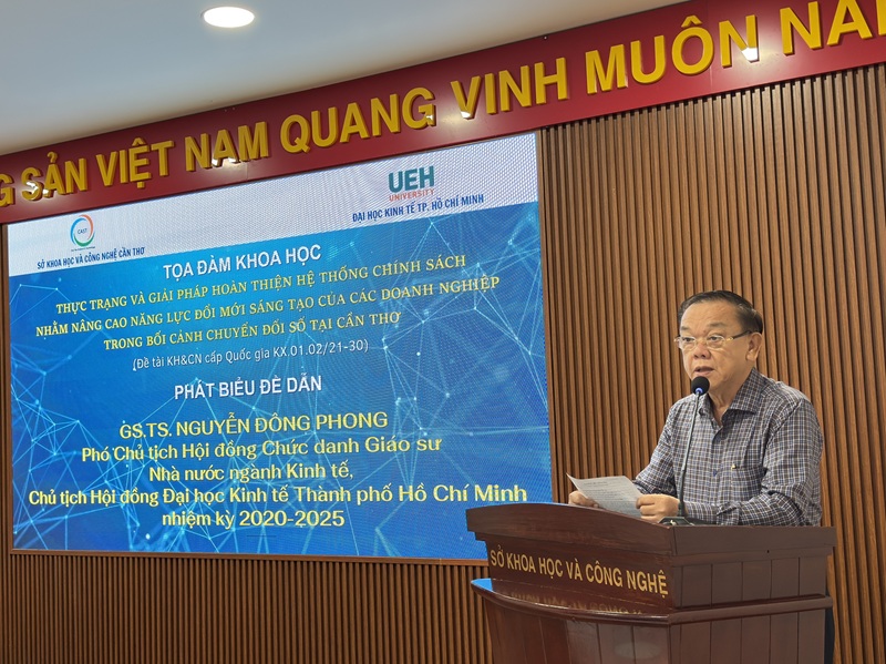 GS.TS. Nguyễn Đông Phong - Phó Chủ tịch Hội đồng Chức danh Giáo sư Nhà nước ngành Kinh tế, Chủ tịch Hội đồng Đại học Kinh tế Thành phố Hồ Chí Minh nhiệm kỳ 2020-2025 phát biểu tại Tọa đàm. Ảnh: Sở KH&CN TP Cần Thơ.