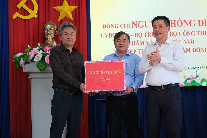 Bộ trưởng Bộ Công Thương tặng quà cho xã Hiệp Thạnh. Bộ trưởng Bộ Công Thương tặng quà cho xã Hiệp Thạnh.