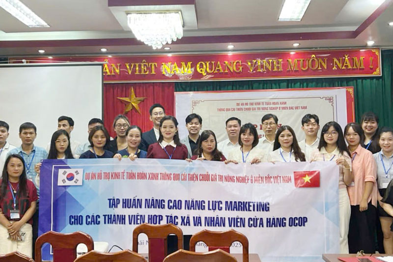 Lớp tập huấn nâng cao năng lực marketing cho các thành viên hợp tác xã và nhân viên cửa hàng OCOP. Ảnh: Báo Thái Nguyên. Lớp tập huấn nâng cao năng lực marketing cho các thành viên hợp tác xã và nhân viên cửa hàng OCOP. Ảnh: Báo Thái Nguyên.