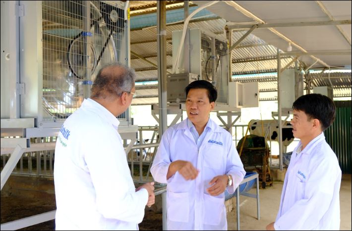 Anh Trần Huy Rin (bên phải) trao đổi cùng các chuyên gia Công ty Cổ phần Sữa Đà Lạt về quy trình chăn nuôi bò sữa.
