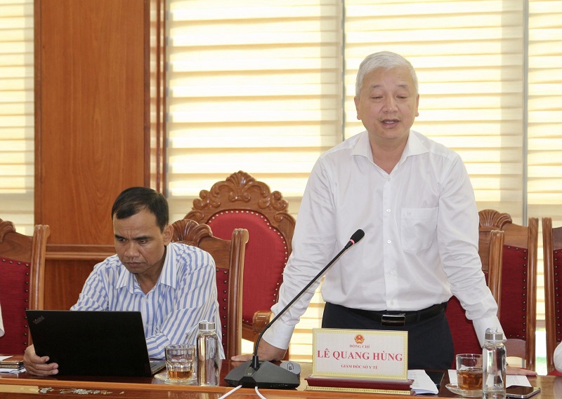 Ông Lê Quang Hùng – Giám đốc Sở Y tế tỉnh Gia Lai, báo cáo tại buổi làm việc. Ông Lê Quang Hùng – Giám đốc Sở Y tế tỉnh Gia Lai, báo cáo tại buổi làm việc.