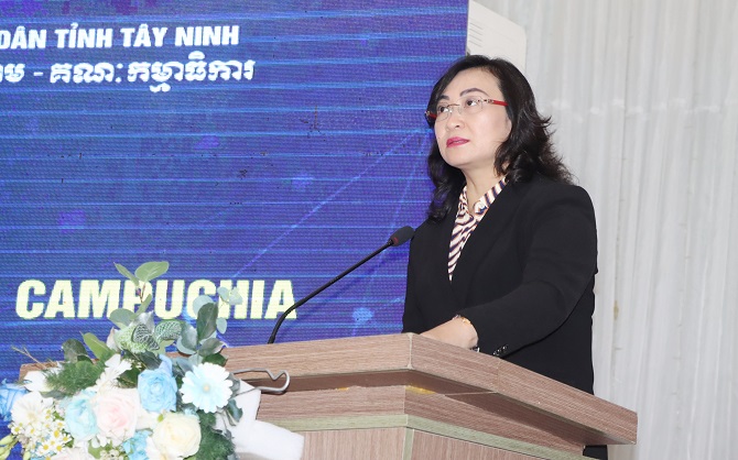 Thứ trưởng Bộ Công thương Phan Thị Thắng phát biểu tại Hội nghị.