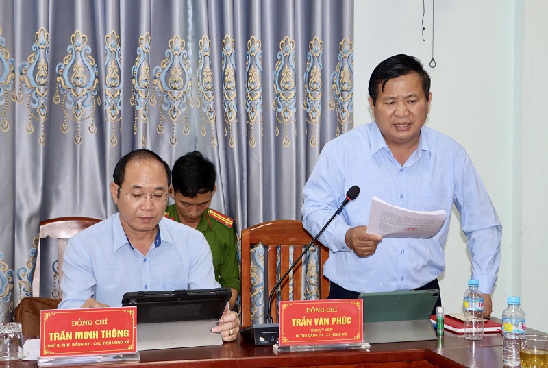 Ông Trần Văn Phúc - Bí thư Đảng ủy xã Phù Mỹ Đông, báo cáo tại buổi làm việc. Ông Trần Văn Phúc - Bí thư Đảng ủy xã Phù Mỹ Đông, báo cáo tại buổi làm việc.