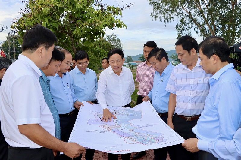 Chủ tịch UBND tỉnh Phạm Anh Tuấn (người đứng giữa) khảo sát các tuyến đường kết nối qua địa bàn xã Phù Mỹ Đông Chủ tịch UBND tỉnh Phạm Anh Tuấn (người đứng giữa) khảo sát các tuyến đường kết nối qua địa bàn xã Phù Mỹ Đông