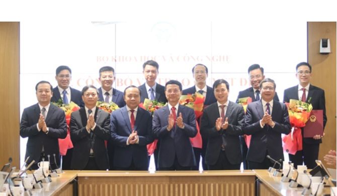 Lãnh đạo Bộ KH&CN chụp ảnh lưu niệm với các cán bộ được điều động, bổ nhiệm. Ảnh: Trung tâm truyền thông KH&CN Lãnh đạo Bộ KH&CN chụp ảnh lưu niệm với các cán bộ được điều động, bổ nhiệm. Ảnh: Trung tâm truyền thông KH&CN