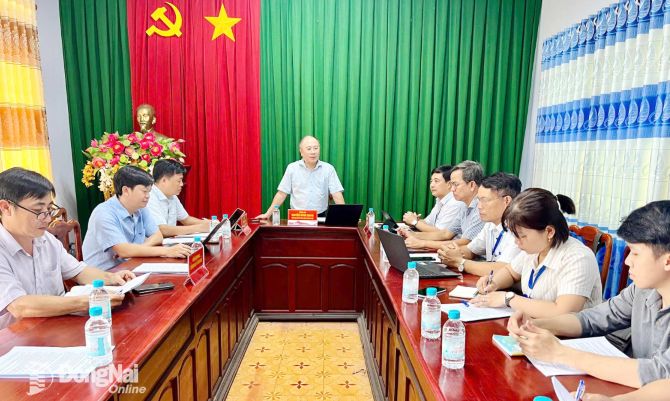 Phó Giám đốc Sở Khoa học và Công nghệ tỉnh Đồng Nai Nguyễn Minh Quang phát biểu tại buổi làm việc với UBND xã Lộc Thành về kết quả thực hiện chuyển đổi số trên địa bàn xã. Ảnh: Báo Đồng Nai