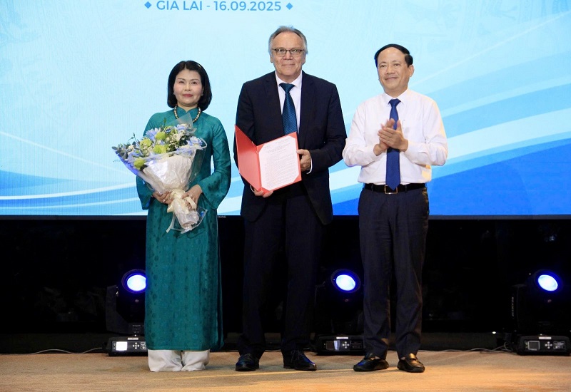 Chủ tịch UBND tỉnh Phạm Anh Tuấn trao Quyết định phê duyệt kết quả mời quan tâm của nhà đầu tư đăng ký tham gia thực hiện dự án Trung tâm đào tạo và phát triển nguồn nhân lực năng lượng tái tạo cho Tập đoàn GEO (CHLB Đức) và Công ty TNHH O-DOOR Việt Nam. Chủ tịch UBND tỉnh Phạm Anh Tuấn trao Quyết định phê duyệt kết quả mời quan tâm của nhà đầu tư đăng ký tham gia thực hiện dự án Trung tâm đào tạo và phát triển nguồn nhân lực năng lượng tái tạo cho Tập đoàn GEO (CHLB Đức) và Công ty TNHH O-DOOR Việt Nam.