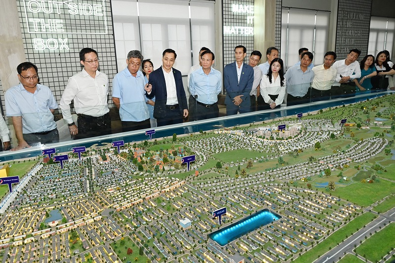 Chủ tịch UBND tỉnh Lâm Đồng Hồ Văn Mười (thứ 5 từ trái sang) cùng đoàn công tác kiểm tra, khảo sát dự án tổ hợp khu du lịch Thung Lũng Đại Dương Chủ tịch UBND tỉnh Lâm Đồng Hồ Văn Mười (thứ 5 từ trái sang) cùng đoàn công tác kiểm tra, khảo sát dự án tổ hợp khu du lịch Thung Lũng Đại Dương