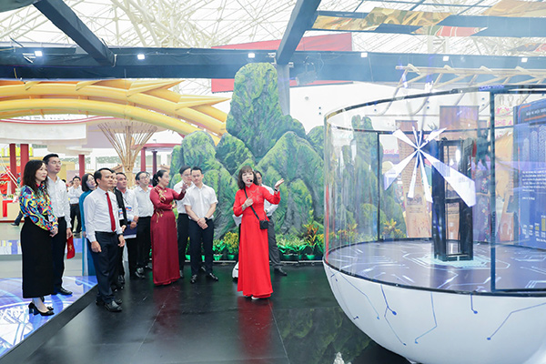 Giới thiệu với khách tham quan không gian trưng bày "Đà Nẵng – Chào kỷ nguyên mới”. Giới thiệu với khách tham quan không gian trưng bày "Đà Nẵng – Chào kỷ nguyên mới”.