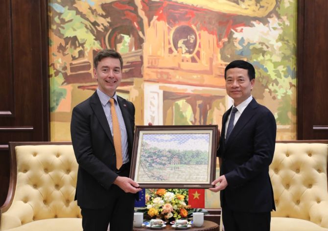 Bộ trưởng Nguyễn Mạnh Hùng tặng ông Julien Guerrier quà lưu niệm