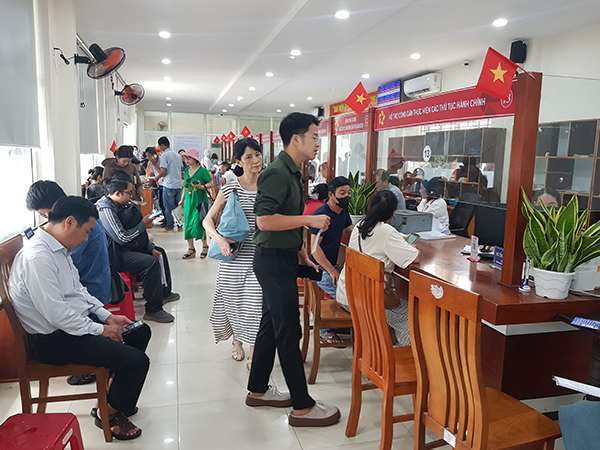 Người dân đến làm thủ tục về bất động sản, xây dựng nhà tại Trung tâm phục vụ hành chính côngg phường Ngũ Hành Sơn (TP Đà Nẵng). Người dân đến làm thủ tục về bất động sản, xây dựng nhà tại Trung tâm phục vụ hành chính côngg phường Ngũ Hành Sơn (TP Đà Nẵng).