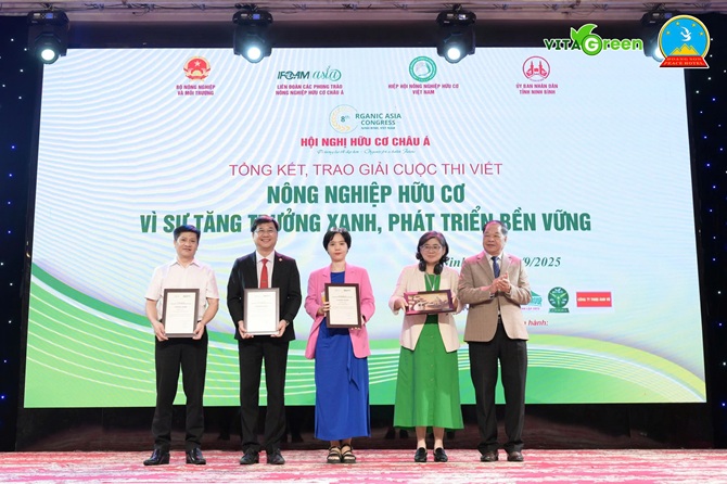 Đại diện ban tổ chức trao giải cuộc thi viết "Nông nghiệp hữu cơ vì sự tăng trưởng xanh, phát triển bền vững"
