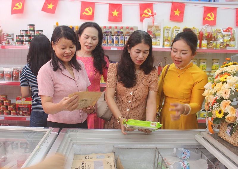 Các đại biểu tham khảo các sản phẩm OCOP giới thiệu tại cửa hàng.