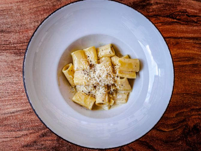 Các nhà nghiên cứu đã tìm được công thức để tránh làm vón cục món mì Ý Cacio e pepe. Các nhà nghiên cứu đã tìm được công thức để tránh làm vón cục món mì Ý Cacio e pepe.