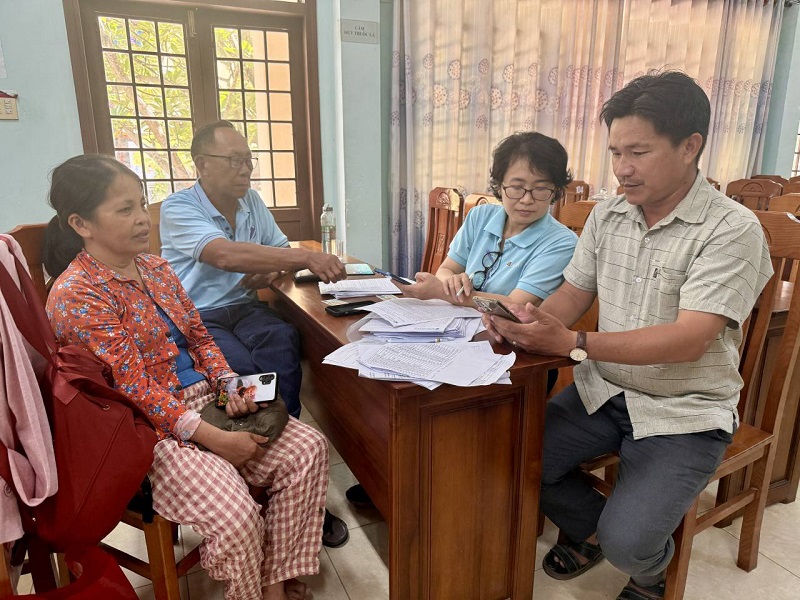 Nhân viên Agribank chi nhánh Quy Nhơn Bình Định hướng dẫn người dân mở tài khoản thanh toán. Nhân viên Agribank chi nhánh Quy Nhơn Bình Định hướng dẫn người dân mở tài khoản thanh toán.