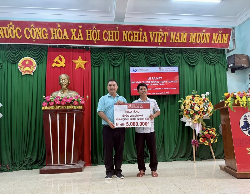Ông Lê Thành Nam - Phó Giám đốc Agribank Chi nhánh Quy Nhơn (bên trái) trao quà cho Tổ đồng quản lý bảo vệ nguồn lợi thủy hải sản xã Nhơn Châu Ông Lê Thành Nam - Phó Giám đốc Agribank Chi nhánh Quy Nhơn (bên trái) trao quà cho Tổ đồng quản lý bảo vệ nguồn lợi thủy hải sản xã Nhơn Châu